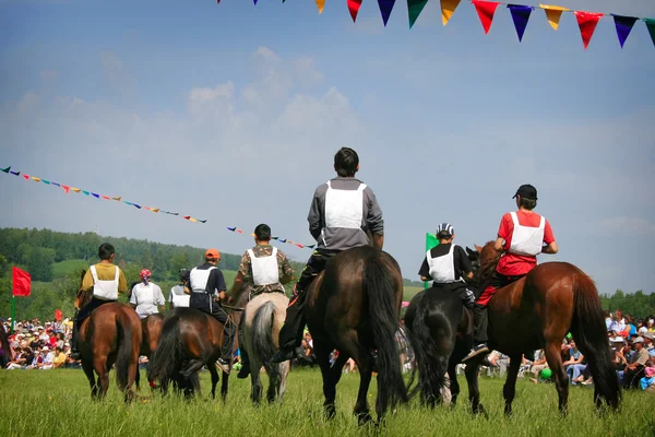 Giovani cavalieri a cavallo — Foto Stock