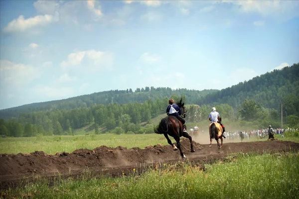 Giovani cavalieri a cavallo — Foto Stock