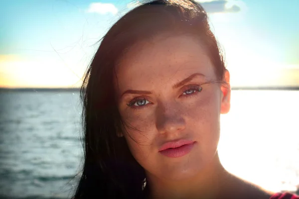 Giovane bella ragazza sulla natura — Foto Stock