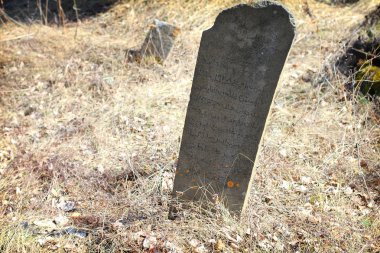 Arap yazıtlar ile antik mezar taşı