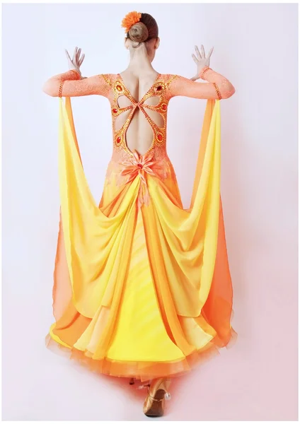 라틴 아메리카 댄서의 옷 입은 여자 — 스톡 사진