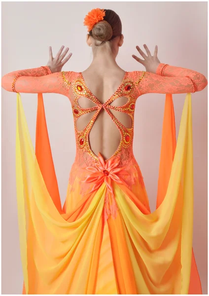 Kız ile Latin Amerikalı dansçı bir takım elbise