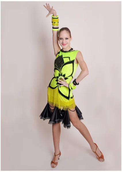 Kız ile Latin Amerikalı dansçı bir takım elbise