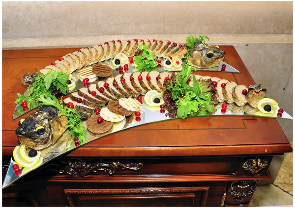 bir tabak doldurulmuş balık bir limon ile süslüdür