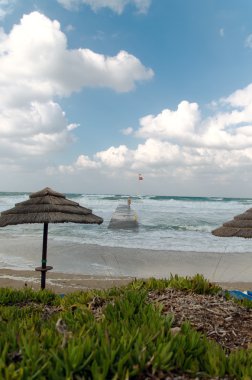 Fırtınalı denizde resort sahilde kırmızı bayrak. Yükseklik fırtınalı dalgalar pier çevresinde