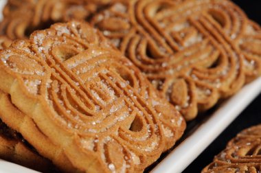 Taze pişmiş kurabiyeler, üzerine şeker serpiştirilmiş. Sığ alan derinliği