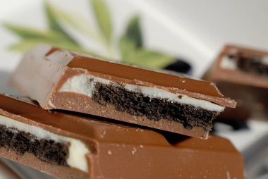 Yakından doldurulmuş çikolata parçaları. Sığ alan derinliği