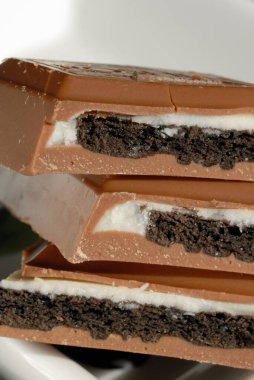 Yakından doldurulmuş çikolata parçaları. Sığ alan derinliği