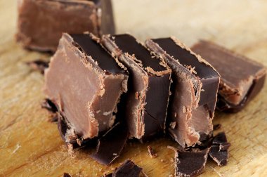 Çikolata parçacıkları yakın plan. Sığ alan derinliği