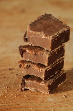 Çikolata parçalarını yakın plan çek. Sığ alan derinliği