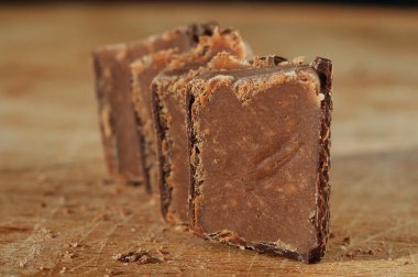 Tahta bir yüzeyde çikolata parçacıkları. Sığ alan derinliği