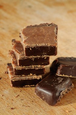 Çikolata parçalarını yakın plan çek. Sığ alan derinliği