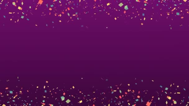 Праздничные потоки конфетти медленно приближаются друг к другу на фиолетовом фоне. — стоковое видео