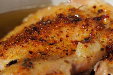 Kızarmış baharatlı tavuk parçaları yakın plan. Sığ alan derinliği