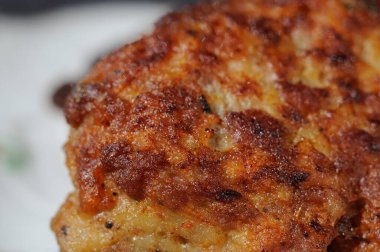 Kızarmış kıymalı börekleri yakından çek. Sığ alan derinliği