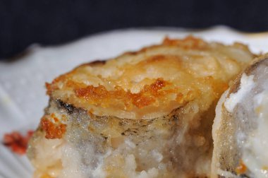 Kızarmış pollock balığı parçaları yakın plan. Sığ alan derinliği