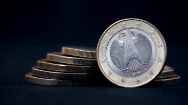 Stapel Von Euromünzen Liegen Auf Einem Dunklen Hintergrund Großaufnahme Geringe — Stockvideo