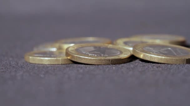 Euromünzen Liegen Einem Stapel Auf Dem Tisch Geringe Tiefenschärfe — Stockvideo