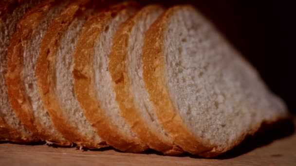 Krájený Bílý Chleba Řezací Desce Mělká Hloubka Pole — Stock video