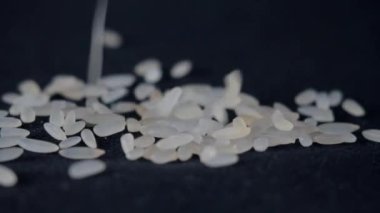 Pirinç yavaşça masaya yakın plan düşer. Makro görünüm