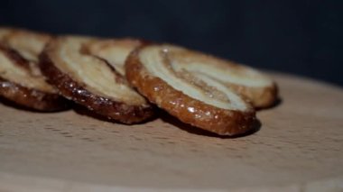 Kamera taze pişmiş kurabiyeler boyunca hareket eder.