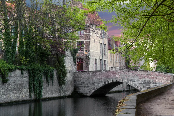 Kanaal en brug in Brugge — Stockfoto