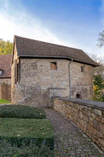 防御壁の一部を持つ中世の塔 — ストック写真