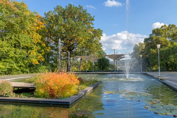 在观景台的背景上 有美丽的方形大喷泉 有水柱和花园 — 图库照片