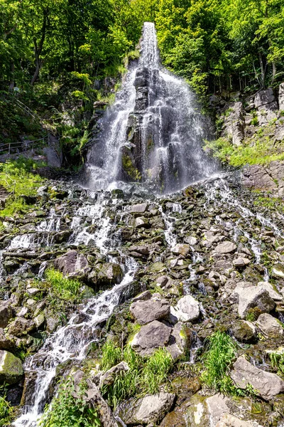 Cascada Cayendo Acantilado Fluyendo Por Las Piedras Una Piscina Enmarcada —  Fotos de Stock