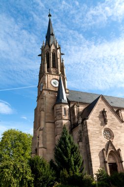 bir saat kulesi ile Protestan Kilisesi