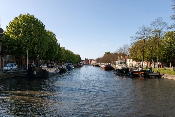 Lastkähne und Boot auf dem Stadtkanal — Stockfoto