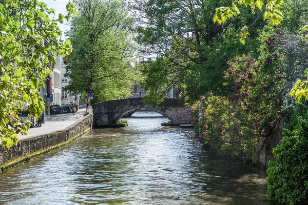 Kanalen från banvallen och den gamla bron — Stockfoto