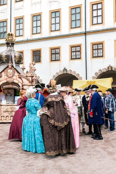 Pátio do castelo, senhoras e senhores com os trajes de — Fotografia de Stock