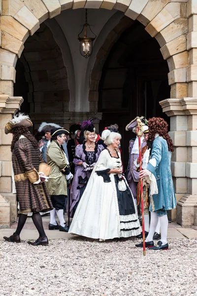 Invités de groupe en costumes de la cour du XVIIIe siècle Photo De Stock