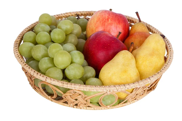 Cesto di vimini con frutta — Foto Stock