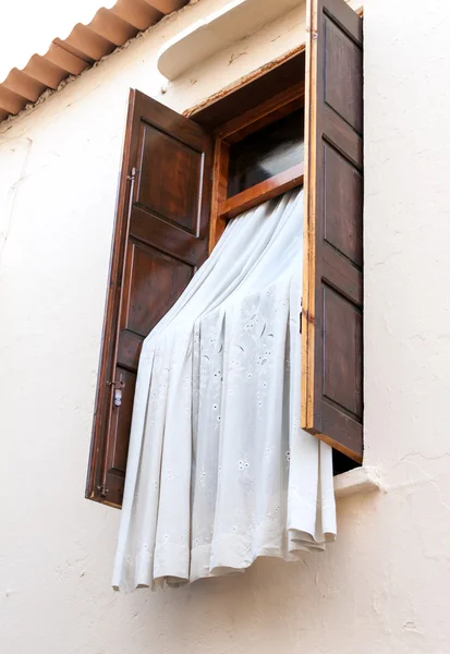 Ventana con cortinas blancas — Foto de Stock