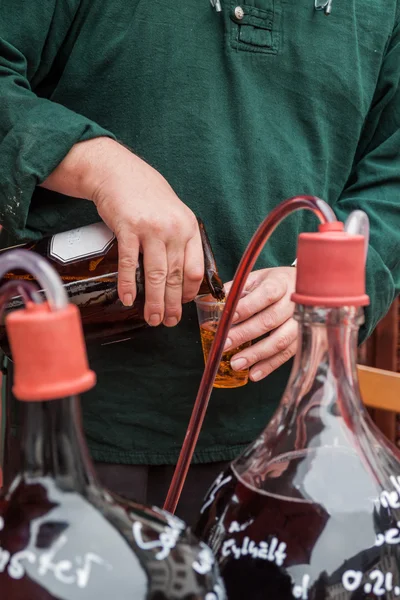 Vino junto a la copa — Foto de Stock