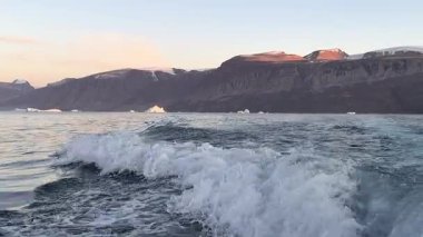 Teknenin manzarası. Grönland, Uummannaq Adası, yazın güneşli bir günde. Yüksek kaliteli film