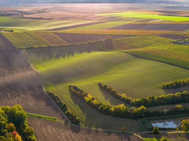 Güzel bir sonbahar manzarası. Tarım, seyahat, çevre ve doğa kavramı. Manzara fotoğrafçıları için dünyaca ünlü bir bölge. Conde Nast Traveller dergisi dünyanın en güzel 50 yeri arasında yer aldı. Hava görünümü.
