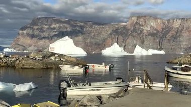 Grönland, Uummannaq fiyortlu gemiler, yazın Baffin Körfezi 'nde. Yüksek kaliteli video.