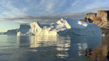 Yazın Baffin Körfezi 'ndeki Kajaq Isfjord' da dev beyaz bir şamandıra. Yüksek kaliteli film