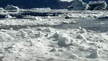 Grönland, Uummannaq fiyortları buzdağına yakın, tehlike süzülüyor. Yazın Baffin Körfezi 'nde Kajaq Isfjord. Yüksek kaliteli film