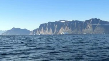 Grönland, Uummannaq fiyortları ve büyük dağları var. Yazın Baffin Körfezi 'ndeki Kajaq Isfjord' da. Yüksek kaliteli video.