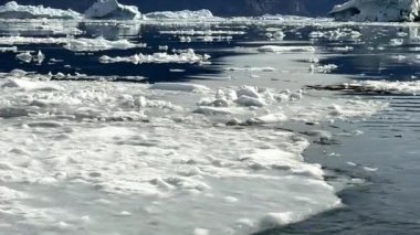 Grönland, Uummannaq fiyortları buzdağına yakın, tehlike süzülüyor. Yazın Baffin Körfezi 'nde Kajaq Isfjord. Yüksek kaliteli film