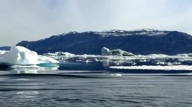 Grönland, Uummannaq fiyortları buzdağına yakın, tehlike süzülüyor. Yazın Baffin Körfezi 'nde Kajaq Isfjord. Yüksek kaliteli film