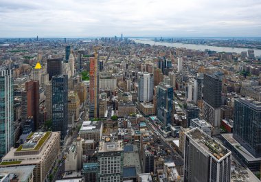 ABD 'nin New York şehrinin ufuk çizgisi bulutlu bir gökyüzü gününde havadan ve bakış açısından ikonik binalarla dolu. - Evet. Yüksek kalite fotoğraf
