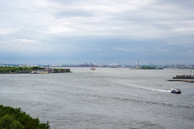 Brooklyn Köprüsü 'nden Özgürlük Anıtı' na doğru Doğu Nehri ve Hudson 'ın birleştiği yere bakın. Yüksek kalite fotoğraf