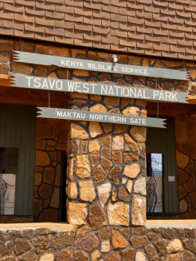 Kuzey Maktau Kapısı, Kenya 'daki Tsavo Batı Ulusal Parkı girişi. Yüksek kalite fotoğraf