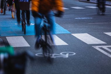 Nyhavn, Kopenhag, Danimarka, Kuzey Avrupa Limanı yakınlarında bisiklet yolu