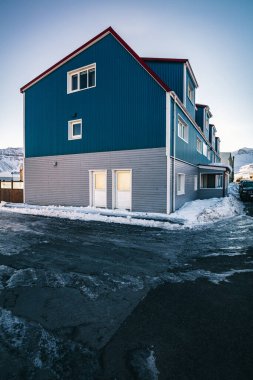 Soğuk mevsimde karda tipik İzlanda evi